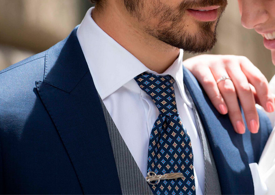 Etiqueta de instruções sobre como fazer nó de gravata.