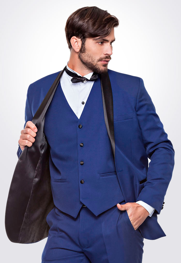 Homem vestindo um smoking azul com lapela preta.