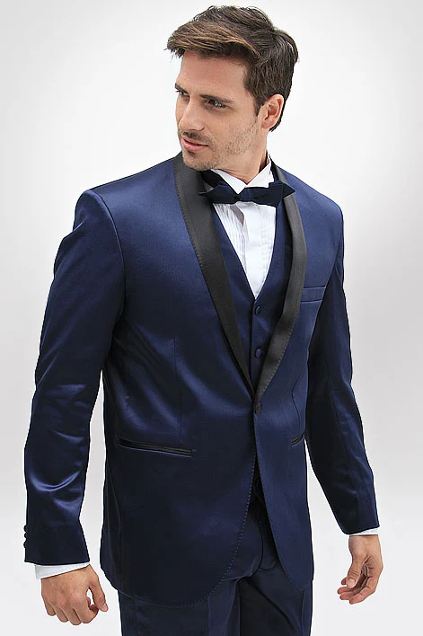 Homem vestindo um smoking azul com lapela preta.