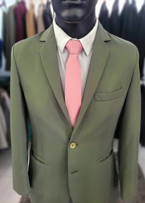 Terno verde musgo estiloso para casamentos e eventos sociais