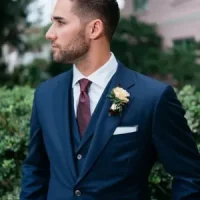 Homem vestindo um terno azul alugado na Cristina Carneiro Aluguel de Roupas.