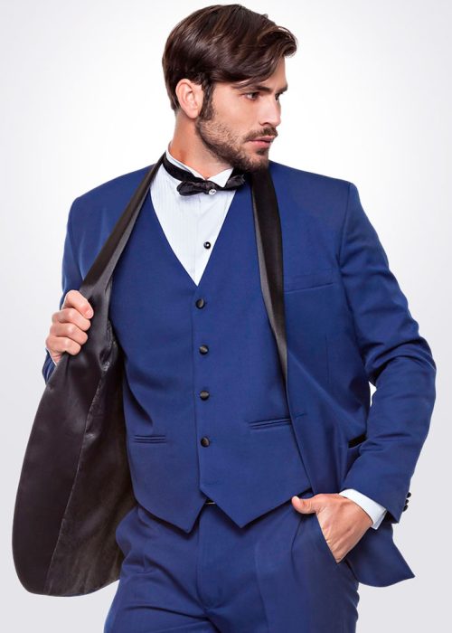Homem vestindo um smoking azul com lapela preta.